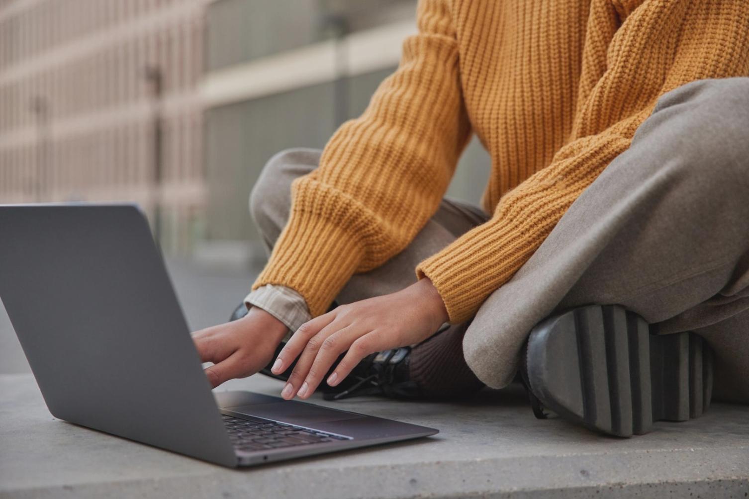 Professionnel analysant des données financières sur écran